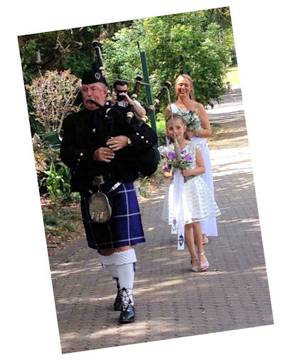 Piping in the bride: Scottish
                    wedding conducted by Jennifer Cram, Brisbane
                    Marriage Celebrant Jennifer Cram, Brisbane Marriage
                    Celebrant